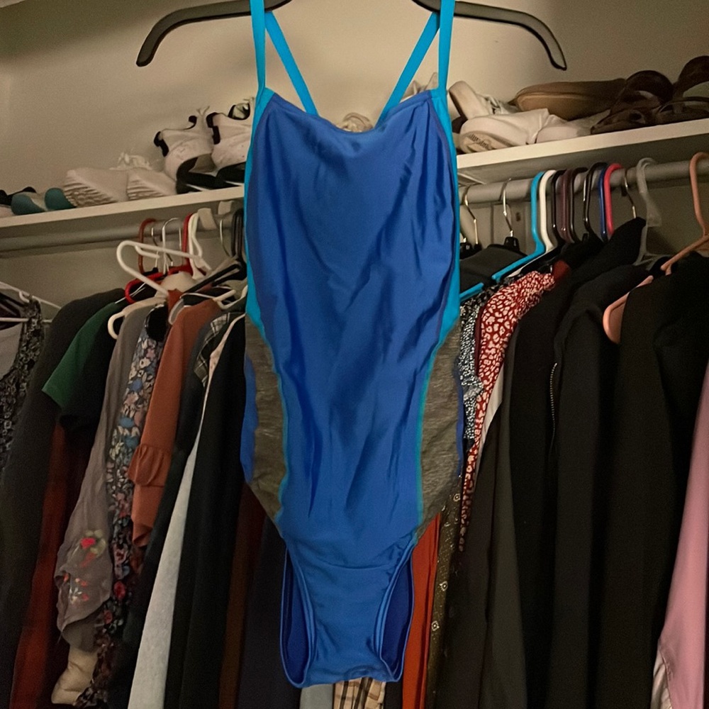 Speedo one piece open back bathing suit💙
